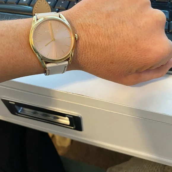 Authentic Coach watch. Rose gold colored face. Like new - Picture 3 of 4